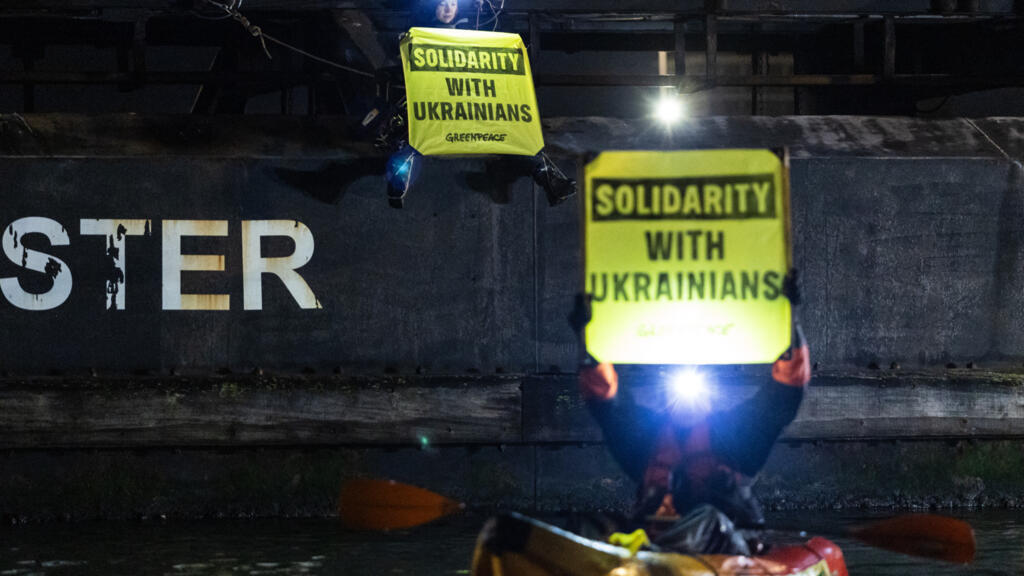 Пять часов на шлюзе: во Франции активисты Greenpeace заблокировали российский уран из-за войны в Украине