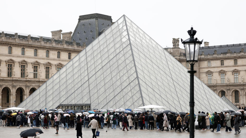 Новым директором Лувра назначен глава музеев Версаля Кристоф Лерибо. Лоранс де Кар ушла в отставку