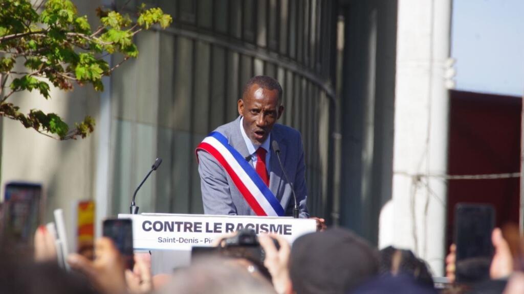 «Город королей» вышел против расизма: тысячи людей собрались в поддержку мэра парижского пригорода Сен-Дени